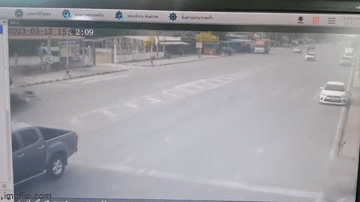Clip: Lật xe bán tải, hàng chục bình gas rơi xuống đường