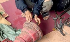 Giả vờ gom ve chai, người đàn ông tháo trộm trụ nước chữa cháy