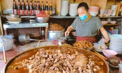 Quán ăn độc đáo với nồi nước dùng được nấu liên tục trong hơn 50 năm ở Thái Lan
