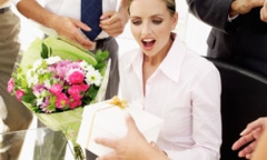 Anh em công sở “tá hỏa” vì bị chị em  ráo riết đòi quà 20/10