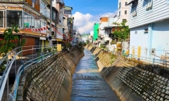 Tin tức thời sự hôm nay (25/4): Cụ ông 80 tuổi bị nước cuốn trong trận mưa lớn
