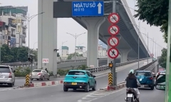 Xử phạt lái xe taxi Xanh SM đi lùi ở đường Vành đai 2 trên cao