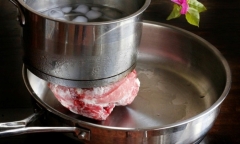 Mẹo rã đông thịt bằng nước đá