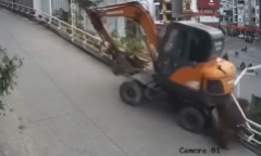 Clip: Đang lên dốc, máy xúc mất phanh rơi xuống bờ kè, tài xế tử vong tại chỗ
