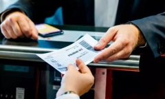 Vì sao nên giữ lại thẻ lên máy bay?