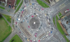 Hiện trường vụ hàng trăm lưới thép rơi từ xe đầu kéo, trúng đôi nam nữ đi xe máy