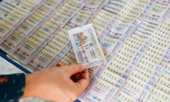 Clip: Vòi rồng khổng lồ bất ngờ xuất hiện ngoài khơi điểm du lịch nổi tiếng