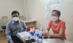 Vụ người phụ nữ bị cưỡng chế test COVID-19 kiện chủ tịch phường: Vì sao hoãn xử?