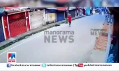 Clip: Con nợ chạy trốn, người đàn ông liều lĩnh nằm trên mui xe bám theo suốt 2,5 km