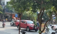 Tài xế ô tô rồ ga bỏ chạy khi chiến sĩ công an bám trên nắp capo