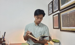 Chàng trai trẻ với nghề khoác