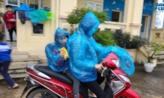 Phụ huynh Hà Nội chật vật đưa con đi học trong mưa rét