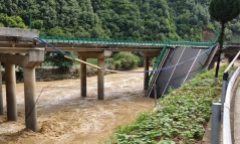 Hiện trường vụ sập cầu ở Trung Quốc, ít nhất 11 người thiệt mạng, hơn 30 người mất tích