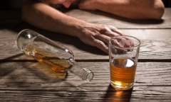 Uống rượu ngâm không rõ nguồn gốc, người đàn ông nguy kịch