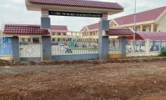 Vướng đền bù, trường học hơn 50 tỷ bị khoá cổng chính, học sinh phải đi cổng phụ