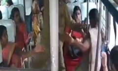 Clip: Xe buýt phanh gấp, người phụ nữ rơi xuống đường tử vong thương tâm