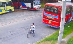 Clip: Dừng xe nghe điện thoại, nữ công nhân bị ô tô lùi trúng tử vong thương tâm