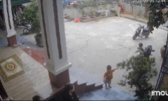 Khoảnh khắc bé trai 3 tuổi nhanh trí gọi người lớn cứu bạn rơi xuống hố sâu