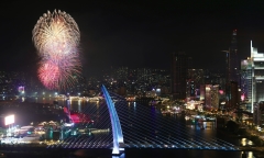 Chiêm ngưỡng màn bắn pháo hoa rực rỡ chào năm mới 2025 trên cả nước