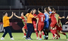 Đội nữ TP.HCM nhận thưởng 