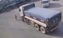Clip: Băng qua đường bất cẩn, người phụ nữ bị xe tải cán tử vong