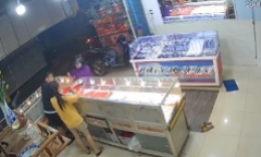 Clip: Người phụ nữ bịt kín mặt giả vờ hỏi mua vàng rồi cướp 5 chỉ vàng tẩu thoát