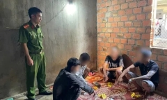 Bắt quả tang 4 thanh niên làm 