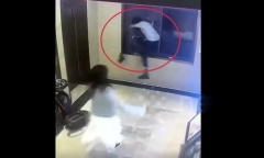 Clip: Cãi nhau với người yêu, nam thanh niên liều lĩnh lao qua cửa sổ khách sạn và cái kết