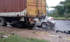 Ô tô đâm trực diện xe tải đang đỗ, 3 người tử vong