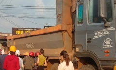 Mẹ đau đớn gào khóc ôm thi thể con trai 8 tuổi tử vong sau tai nạn