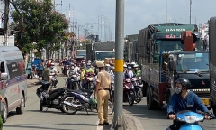 Tin tức tai nạn giao thông mới ngày 24/10: Xe máy va chạm với xe đầu kéo, một thanh niên tử vong