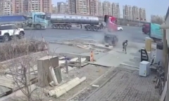 Clip: Ô tô mất lái lao lên vỉa hè, người mẹ ôm con chạy thoát trong gang tấc