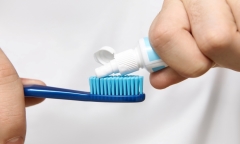 Đánh răng sau ăn, người phụ nữ vô tình nuốt luôn bàn chải