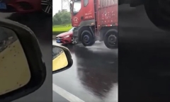 Clip: Khoảnh khắc kinh hoàng, xe tải 