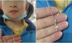 Cậu bé 8 tuổi mang dây chuyền trị giá 70 triệu của mẹ tặng bạn gái cùng lớp