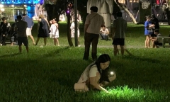 Du khách nước ngoài rơi nhẫn kim cương, người dân Huế soi đèn, vạch cỏ tìm giúp trong đêm