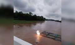 Clip: Cố cứu bè trôi dạt giữa dòng nước xiết, người đàn ông chạm dây điện cao thế, bị giật tử vong
