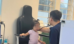 Bác sĩ cảnh báo 3 căn bệnh mùa hè trẻ em hay mắc, một triệu chứng cũng nên đi khám