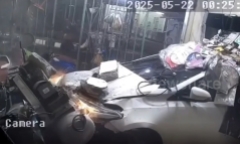 Clip: Ô tô lao thẳng vào nhà dân, người đàn ông 