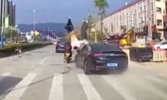 Clip: Lạnh sống lưng trước khoảnh khắc tài xế ô tô tông văng 2 người đi bộ