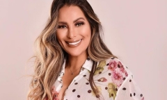 Nữ ca sĩ nổi tiếng bất ngờ bị người đàn ông ôm hôn thô bạo giữa sân khấu