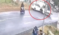 Clip: Khoảnh khắc ô tô mất lái, gây tai nạn liên hoàn trên phố