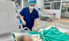 Uống rượu như nước, người đột quỵ, nôn ra máu, người nguy kịch suýt tử vong
