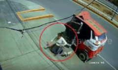 Clip: Vừa bước xuống xe, người phụ nữ bất ngờ bị hố ga 