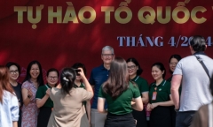 Tỷ phú Tim Cook ăn mặc giản dị dự một tiết học của học sinh Hà Nội
