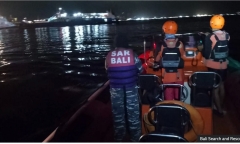 Chìm phà chở 65 người ở ngoài khơi 