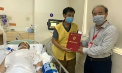 Xúc động nam sinh mắc ung thư được trao bằng tốt nghiệp trong bệnh viện