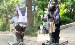 Mẹ già U70 và hành trình 5 năm giúp con trai bại liệt từng bước hồi phục