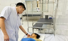 Đang đi trên đường, người phụ nữ bất ngờ bị cây đổ đập vào đầu, chấn thương sọ não