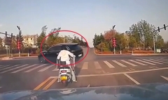 Clip: Hai ô tô tông nhau kinh hoàng ở ngã tư, cô gái thoát nạn nhờ phản ứng 